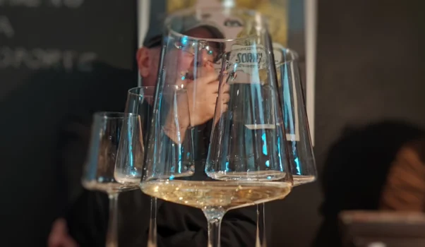 Vini da vitigni antichi con etichette pop art