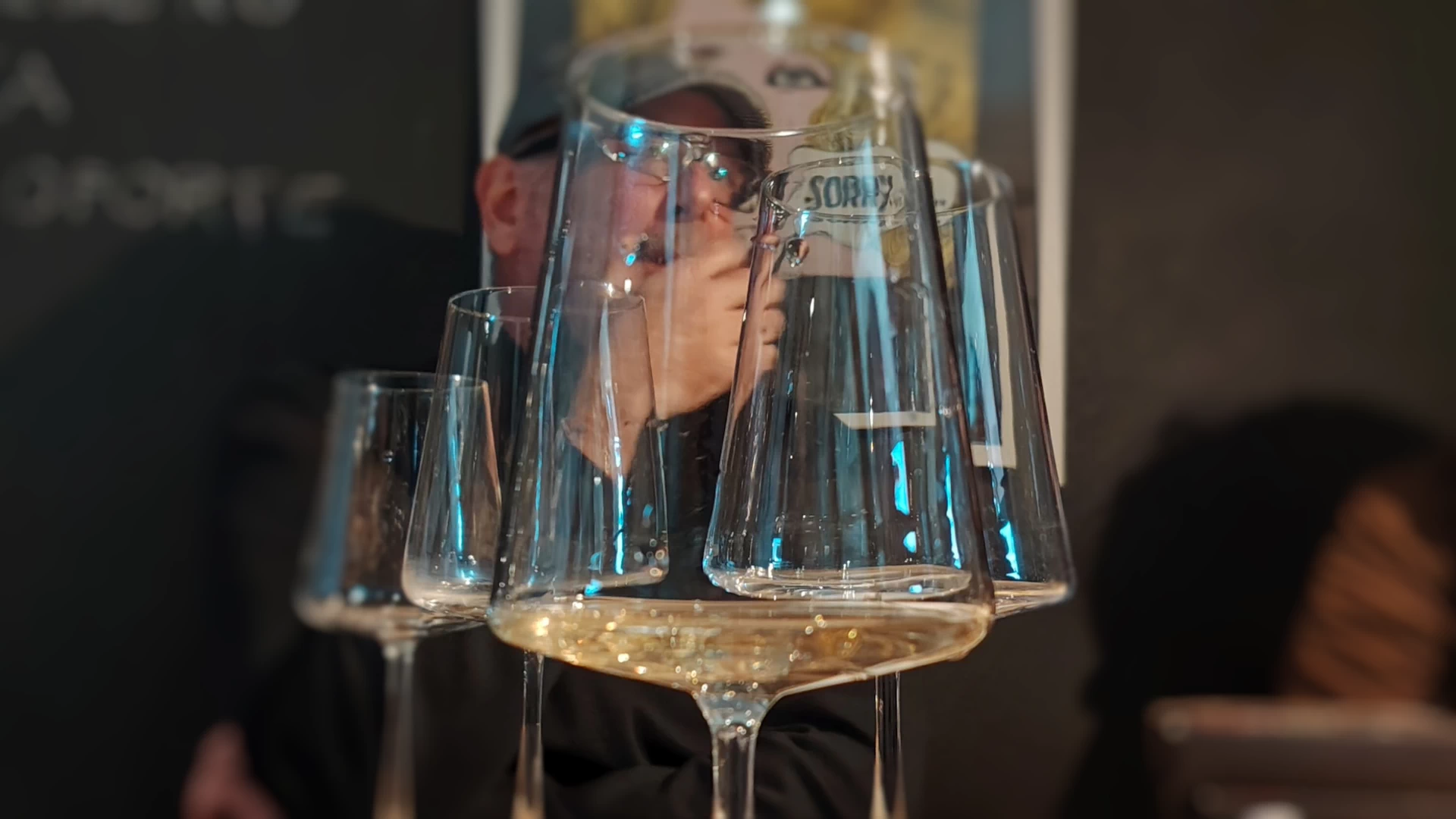 Vini da vitigni antichi con etichette pop art